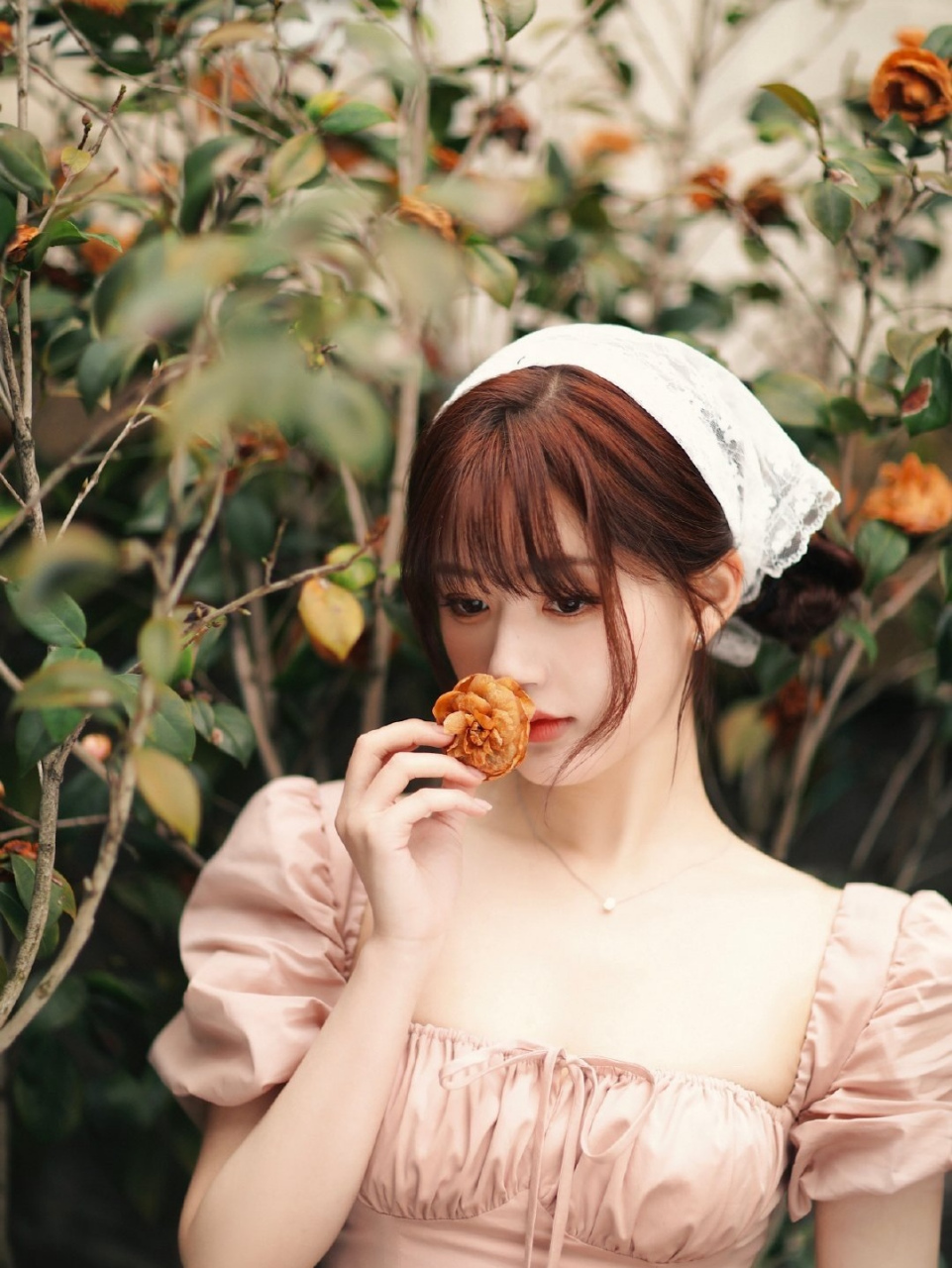 赵露思森系少女风格装扮,仿佛置身于春日花园.