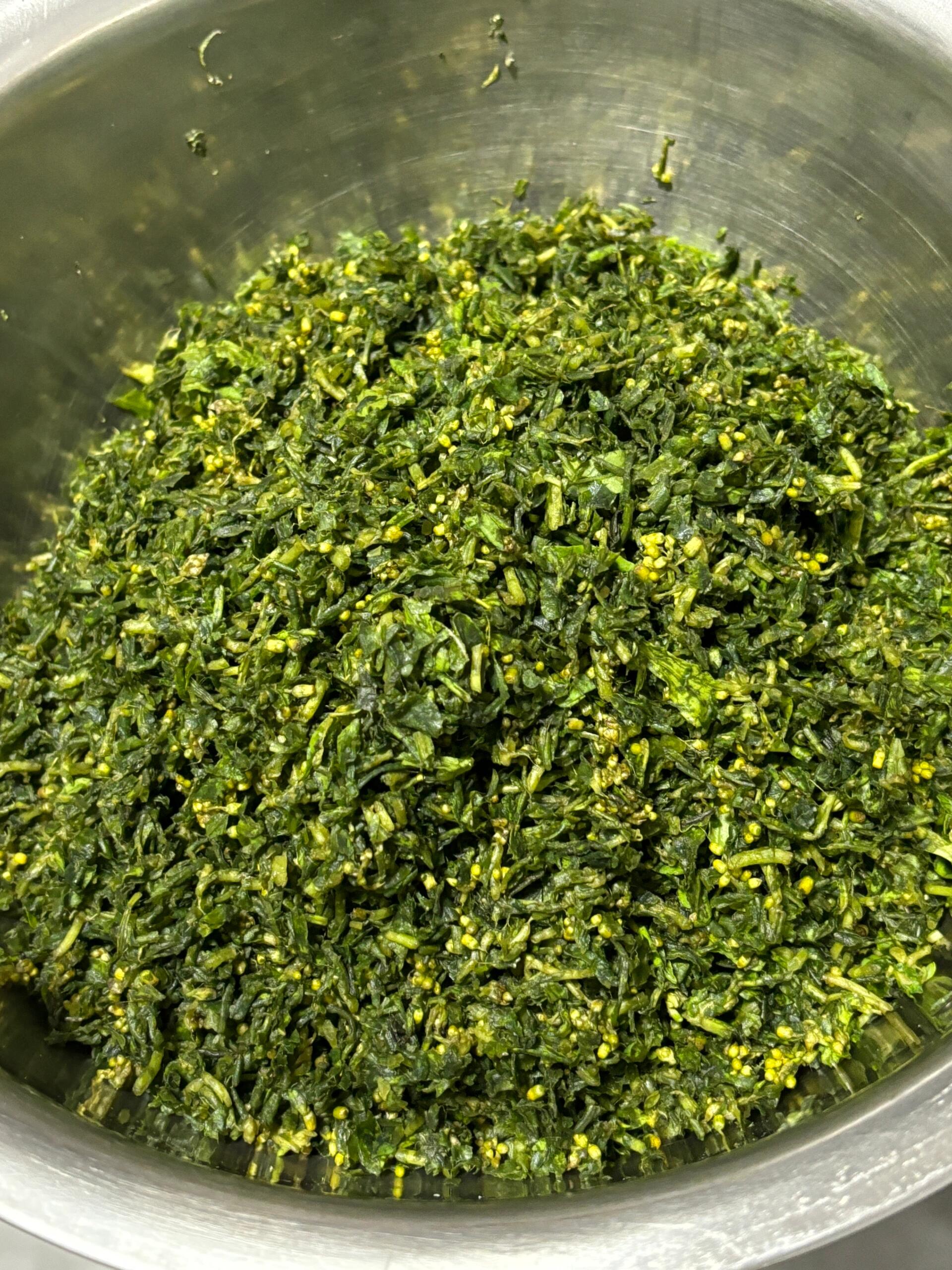 每年清明前后家里的长辈会相邀去采摘软萩草然后洗净捣碎与糯米粉
