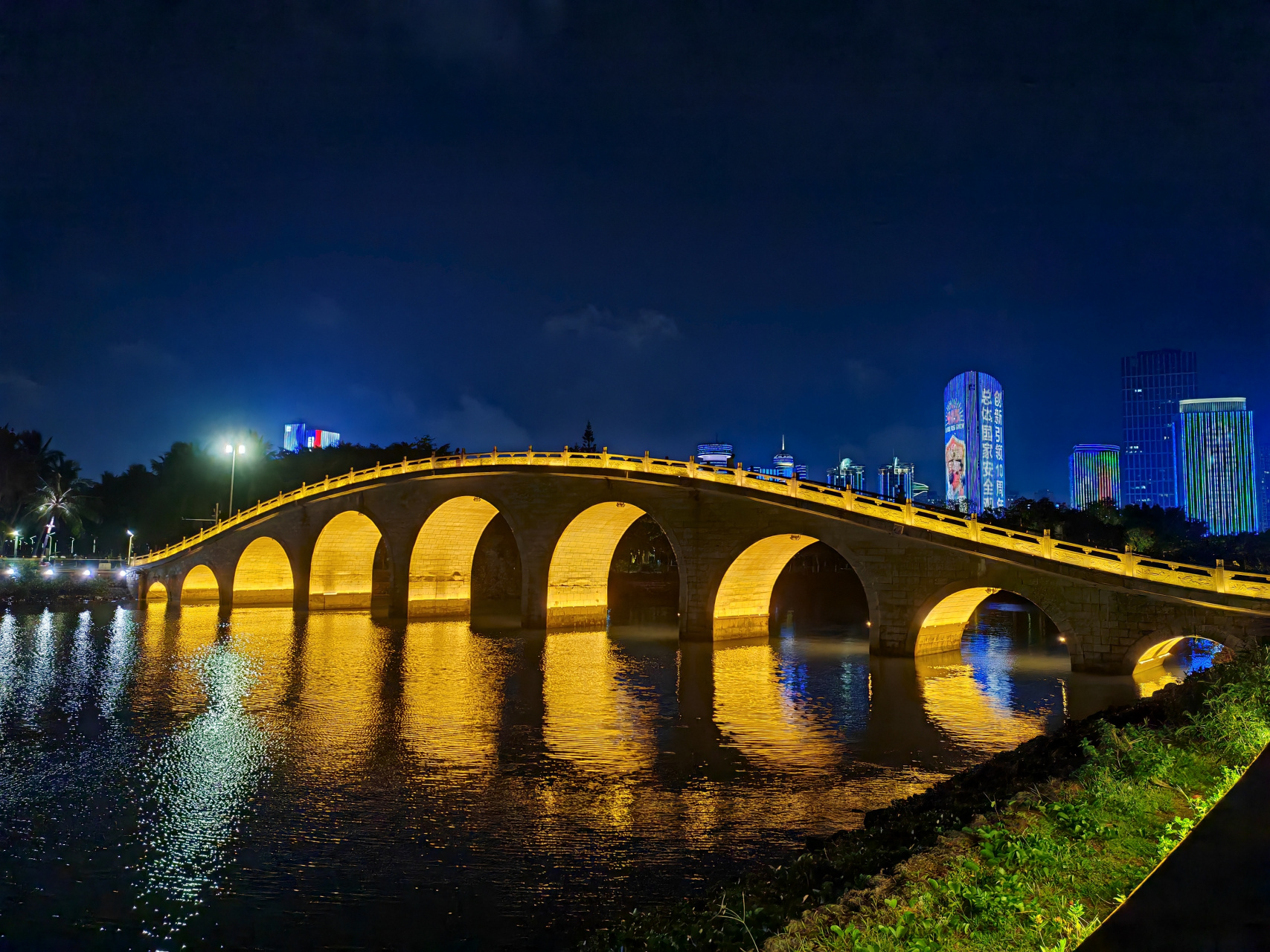 游了数次海口万绿园,看了数次万绿园的夜景,才发现海口湾,万绿园的