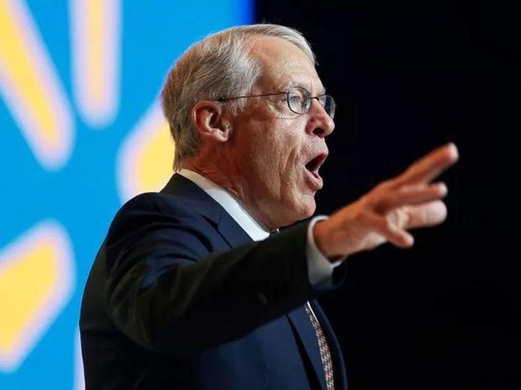 沃尔玛巨轮掌舵者罗伯森·沃尔顿,继承父亲山姆·沃尔顿的零售帝国