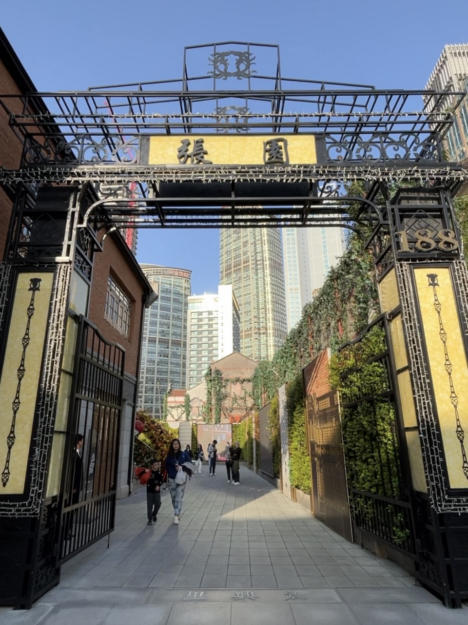 张园位于静安区核心地段,素有"海上第一名园"的美誉.