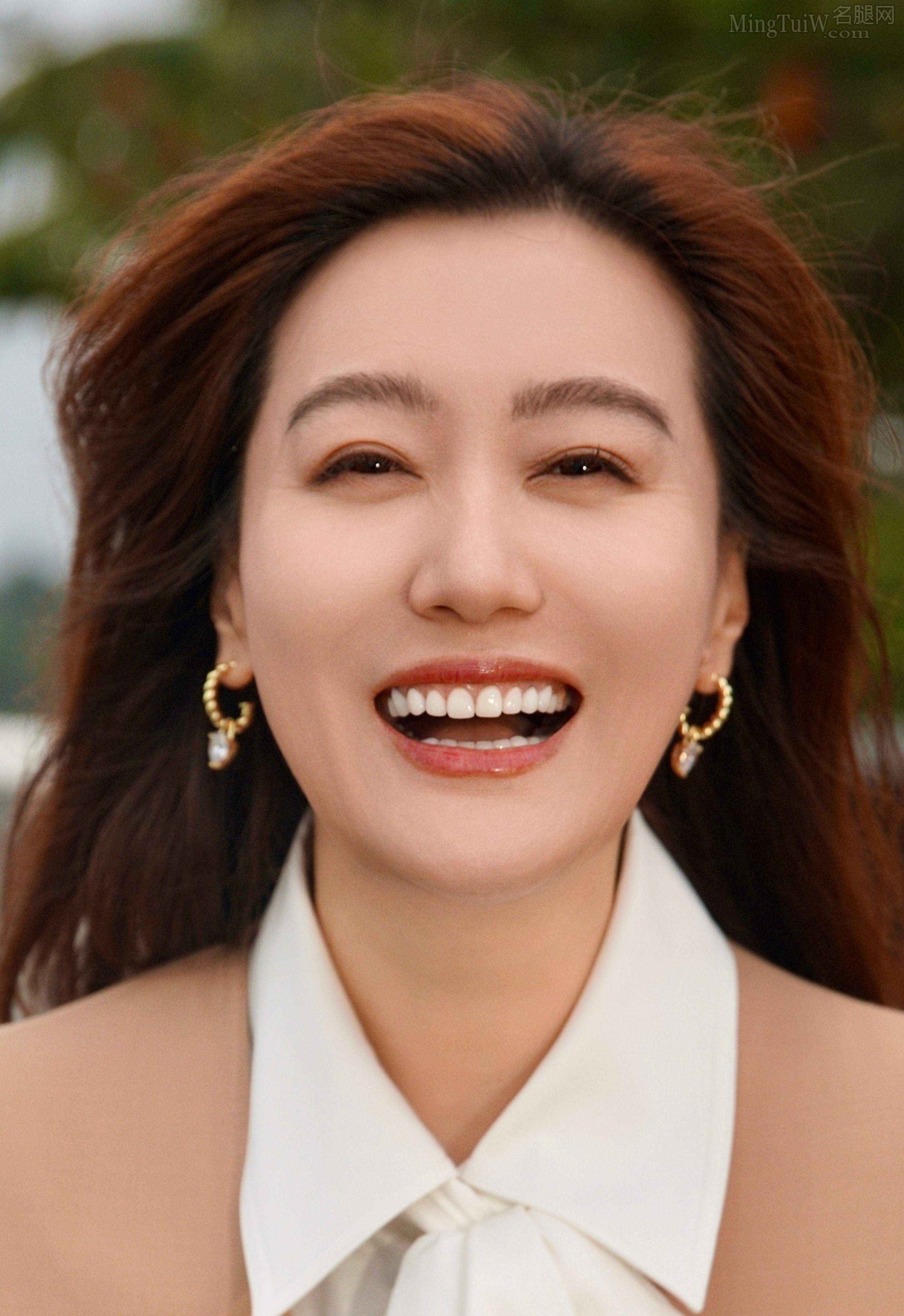 谭晶性感的高跟鞋和红色脚趾甲油令人心动不已