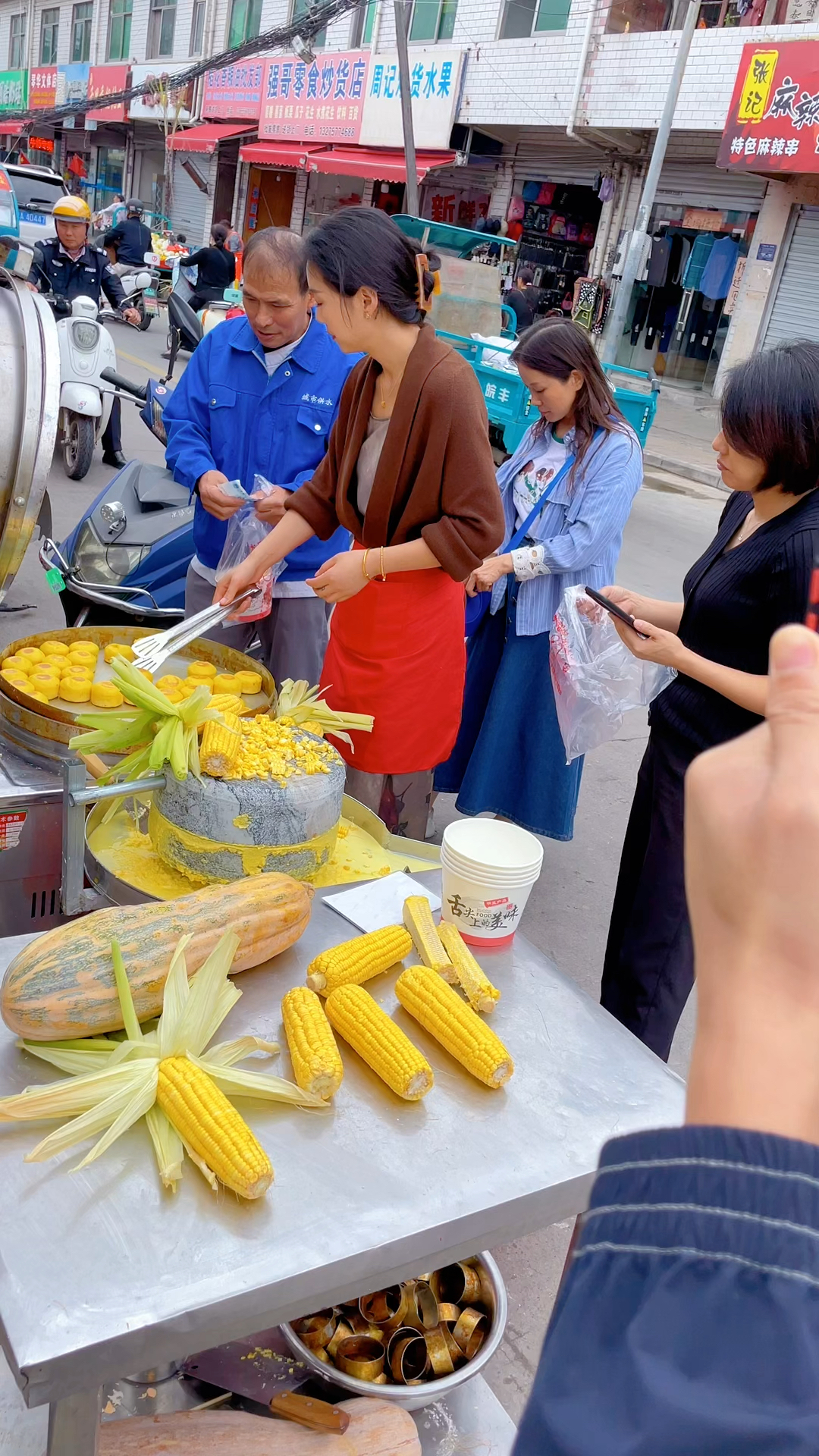 西安小伙卖石磨玉米饼图片