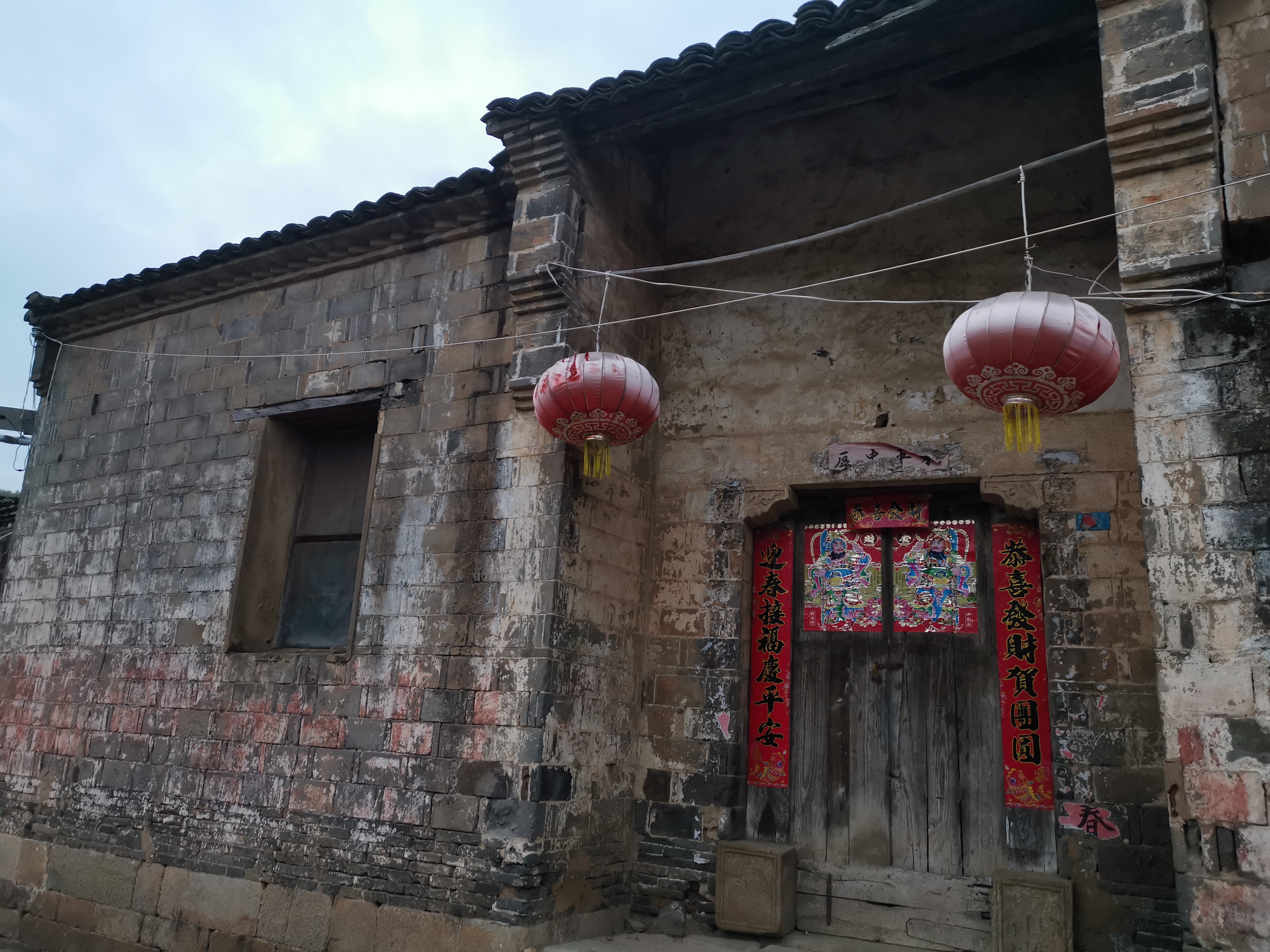 探寻孝感大悟九房沟古村落,山脚下一大片明清风格的老房子,没有几户