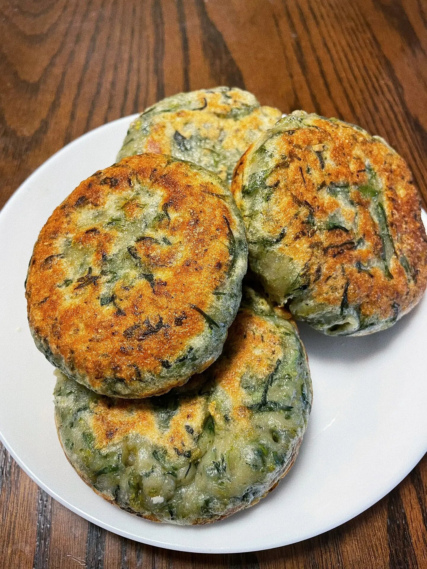 清明节特色美食馍馍有些地方也叫清明粑外层 是鼠曲草和糯米混合的