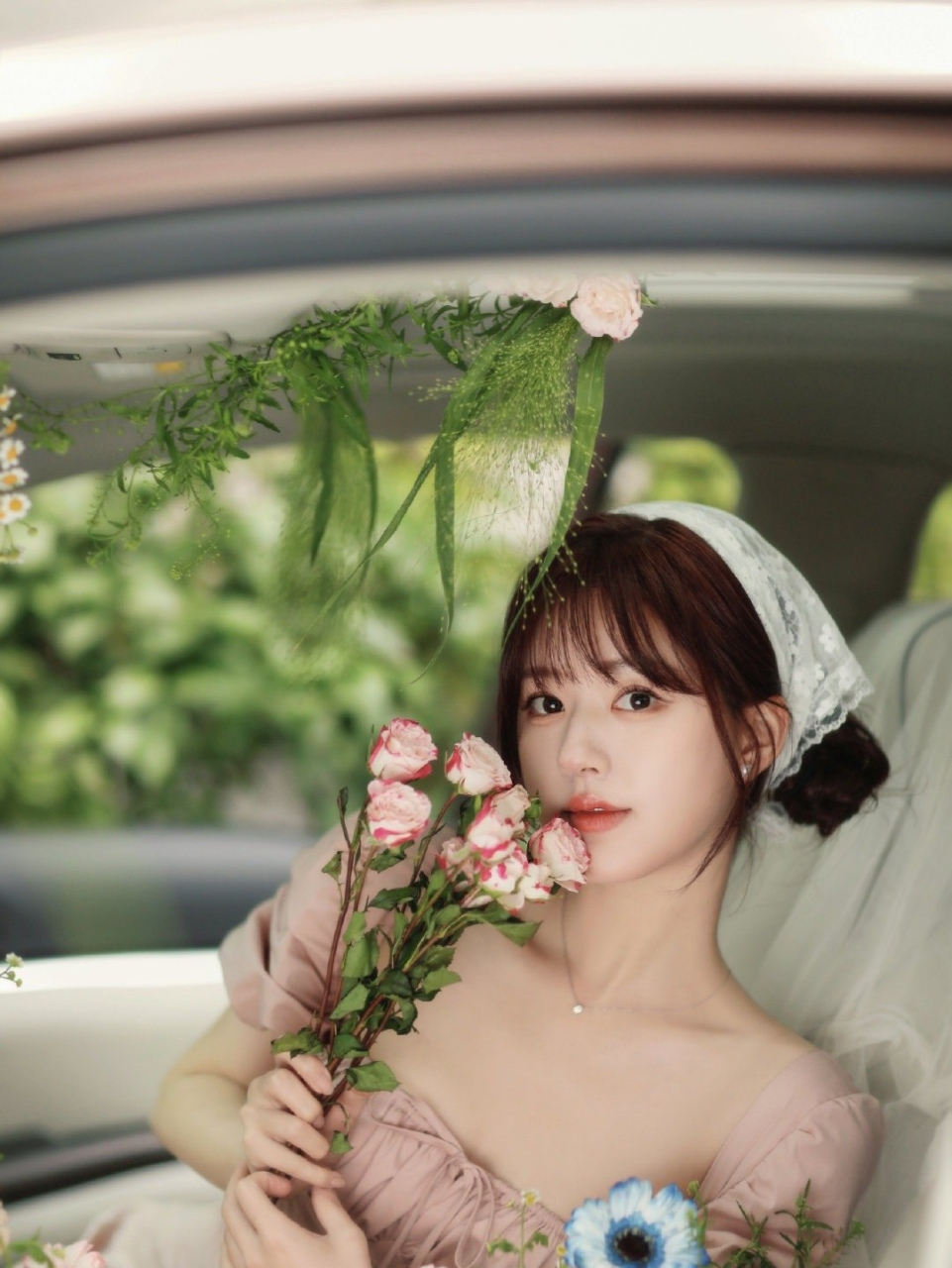 赵露思森系少女风格装扮,仿佛置身于春日花园.