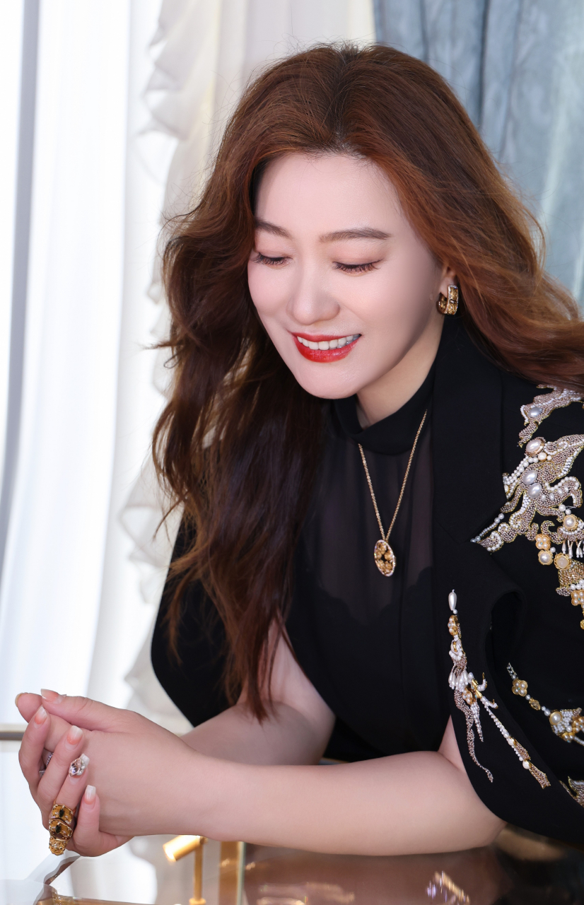 谭晶性感的高跟鞋和红色脚趾甲油令人心动不已