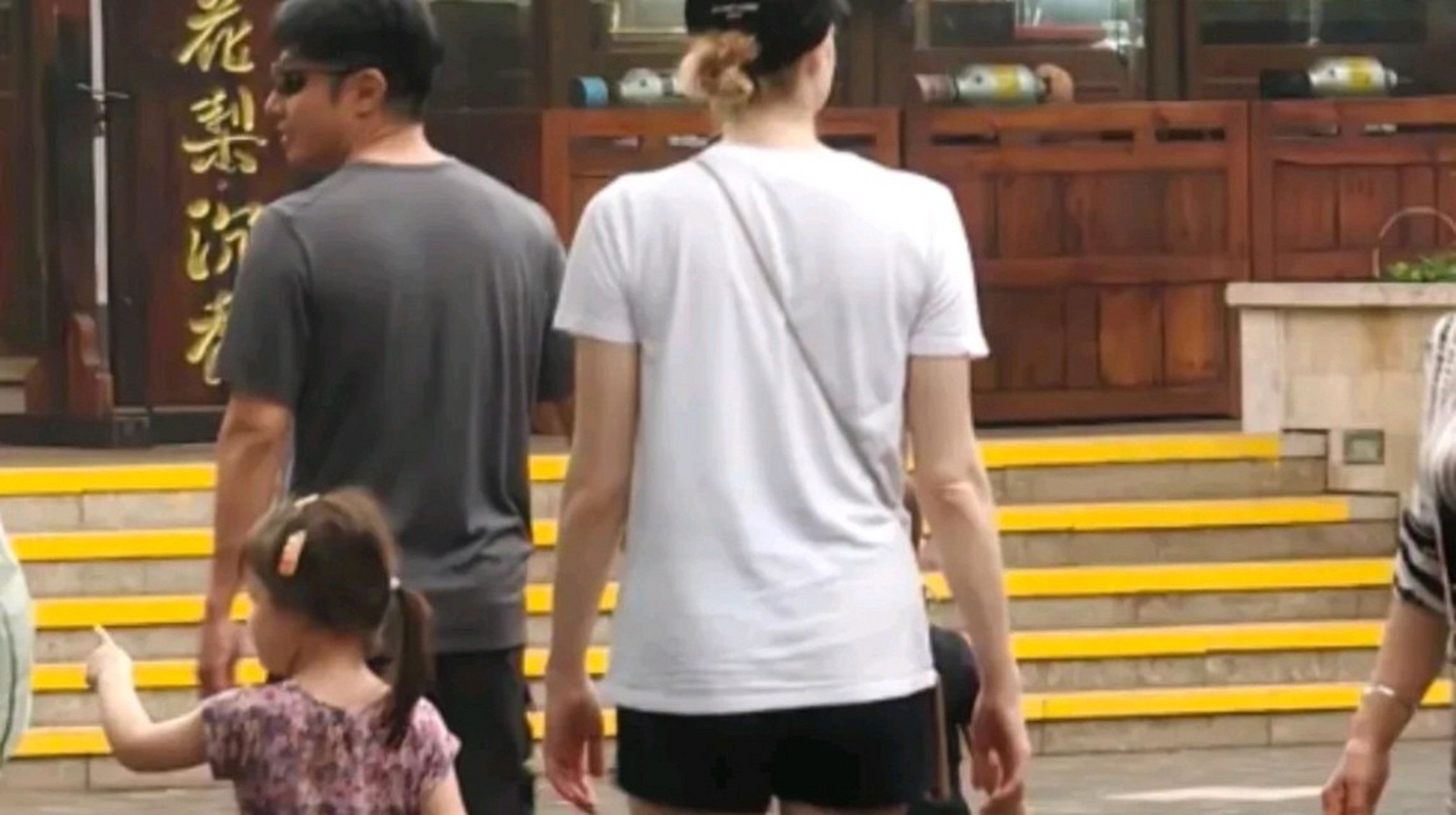 李白(lisa hoffman),加拿大籍,撒贝宁之妻,北京大学教育学博士,曾是"