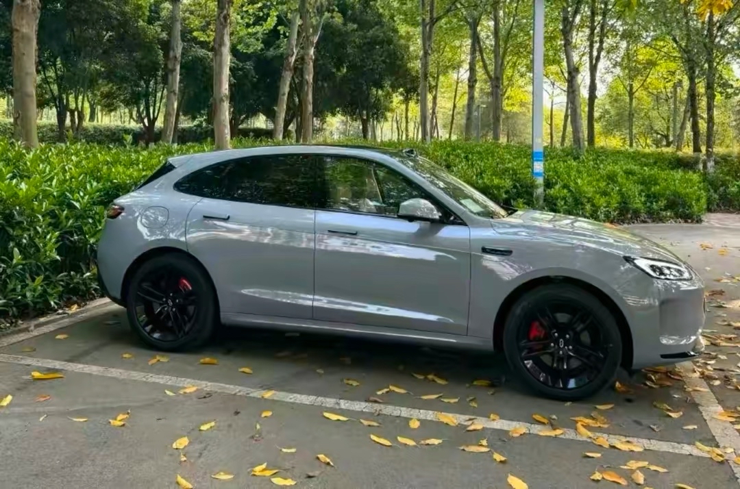 问界m5新车型来袭:水泥灰车漆引领时尚,运动套件更添动感!