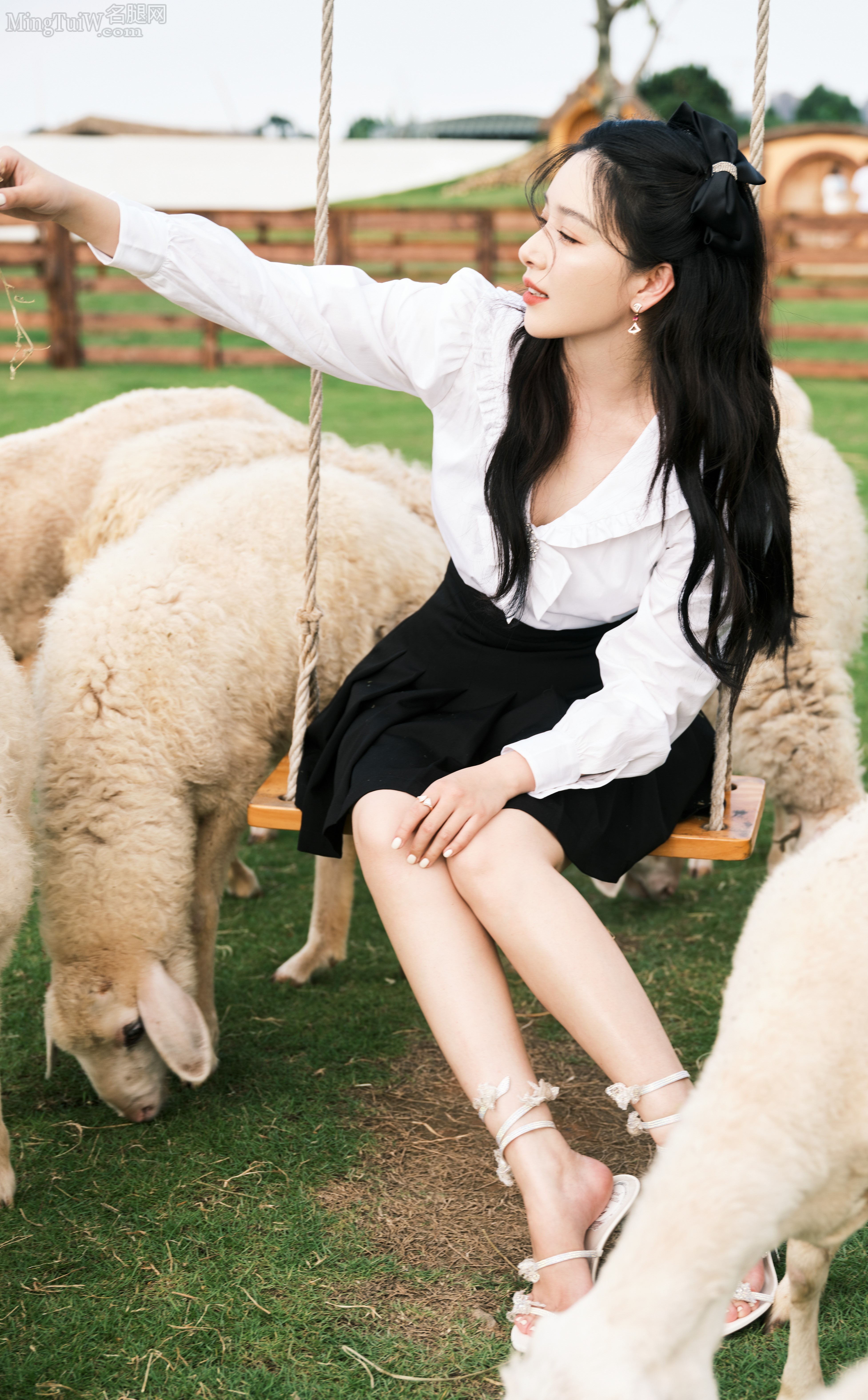 阚清子完美玉足踩细高跟鞋