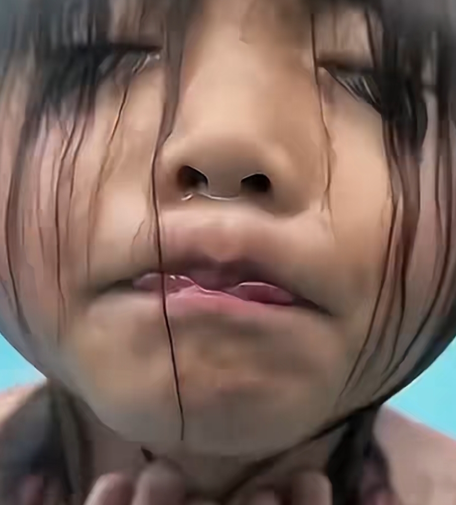 看她从水里钻出来的那一刻,用手从下往上抹了一