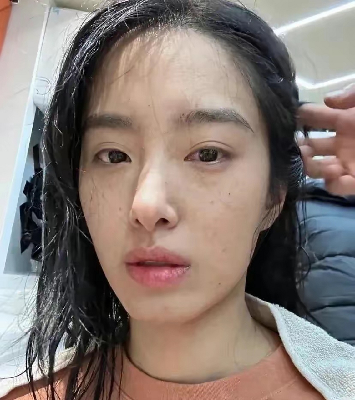 杨采钰太勇敢了 满脸麻点子,这样的素颜好真实 但是她的五官好优越,好