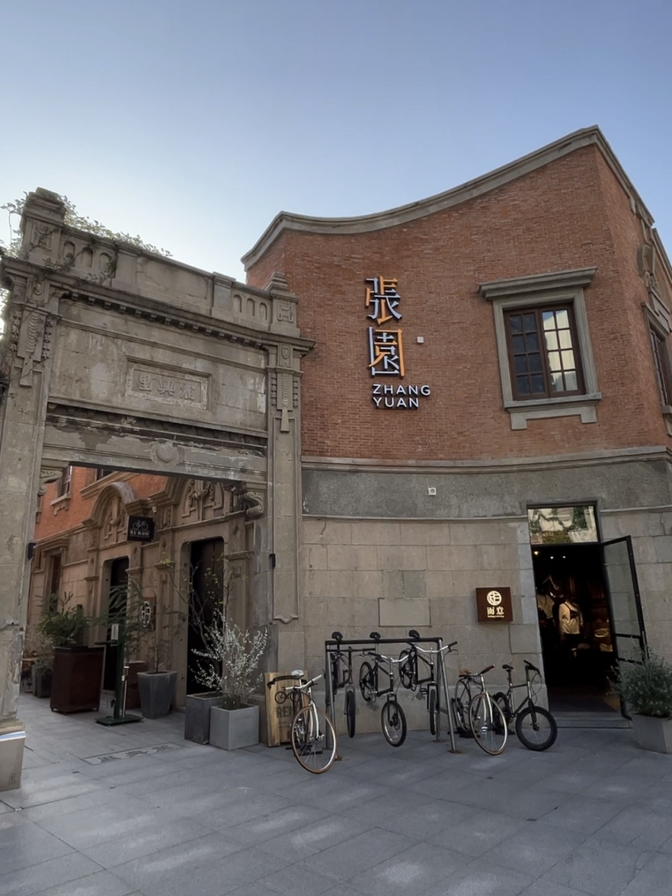 张园位于静安区核心地段,素有"海上第一名园"的美誉.