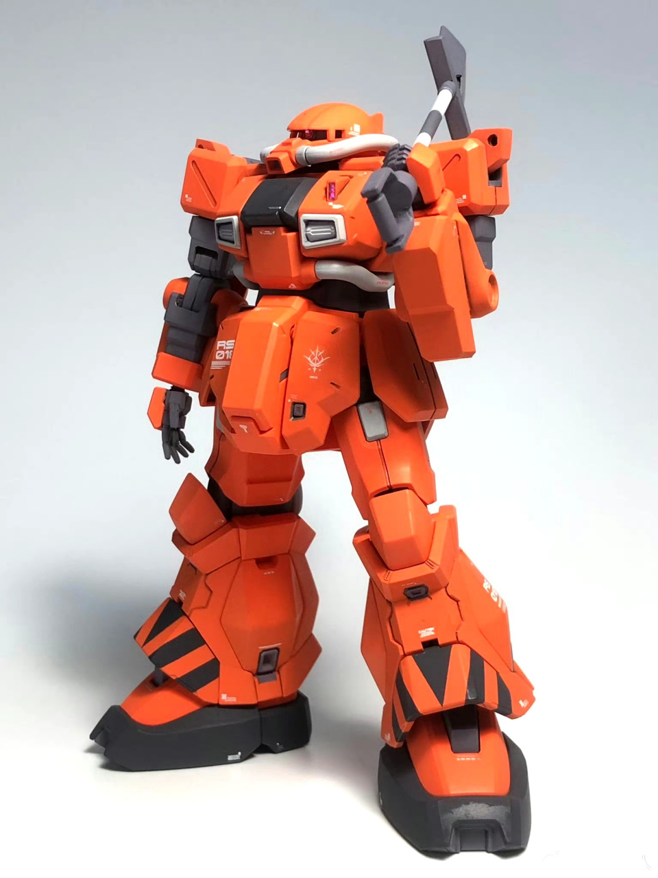 机动战士高达 虏获高扎古 工程修改型,整体外甲采用了醒目的橙色涂装