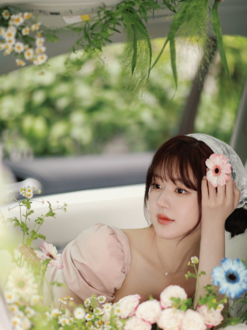 赵露思森系少女风格装扮,仿佛置身于春日花园.