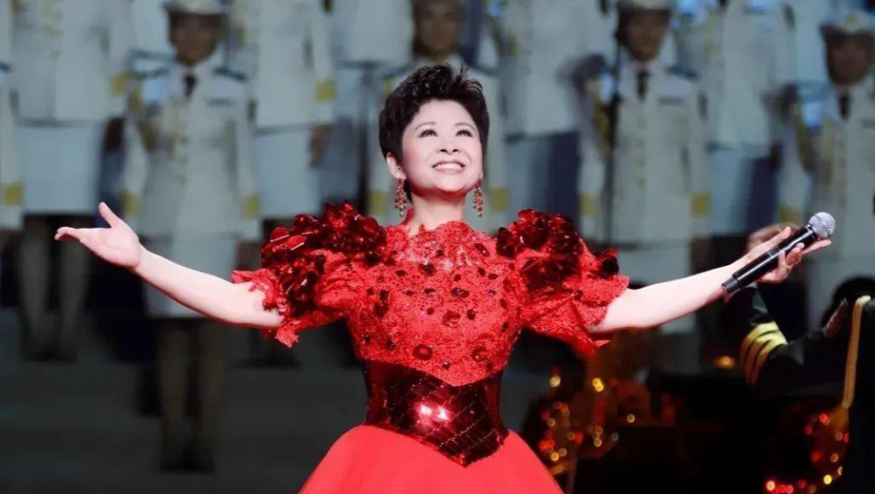 2000年,远华集团的事件人尽皆知,有人发布了一张董文华和当事人的照片