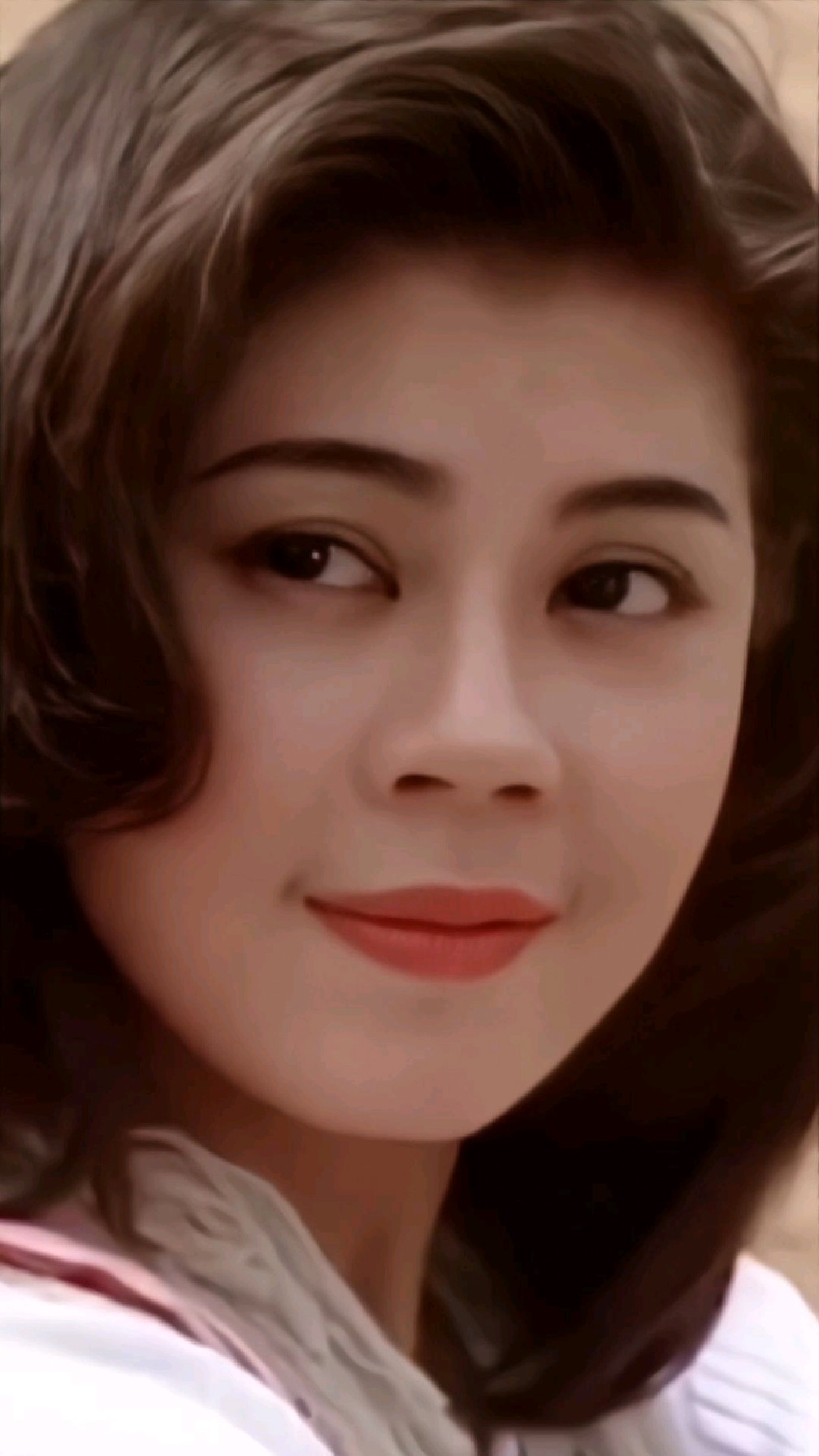 当年25岁梁佩玲 初见时不觉美 但身上有一种气质清新脱俗 独树一帜-度