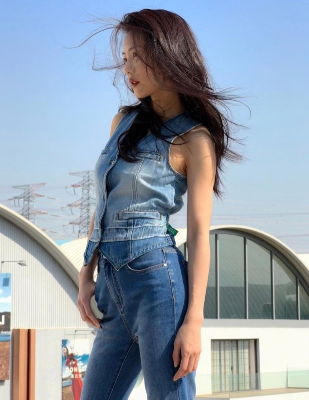 蔡文静好漂亮,一身牛仔穿搭,青春时尚,又美又飒!