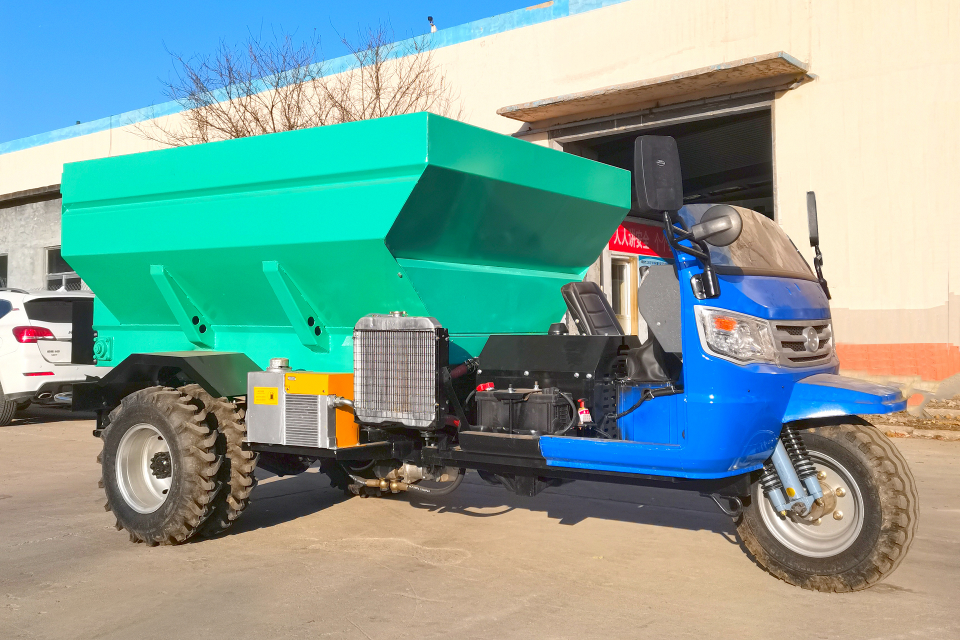 现代农业中,大棚用三轮自走式撒粪车成为重要支撑.