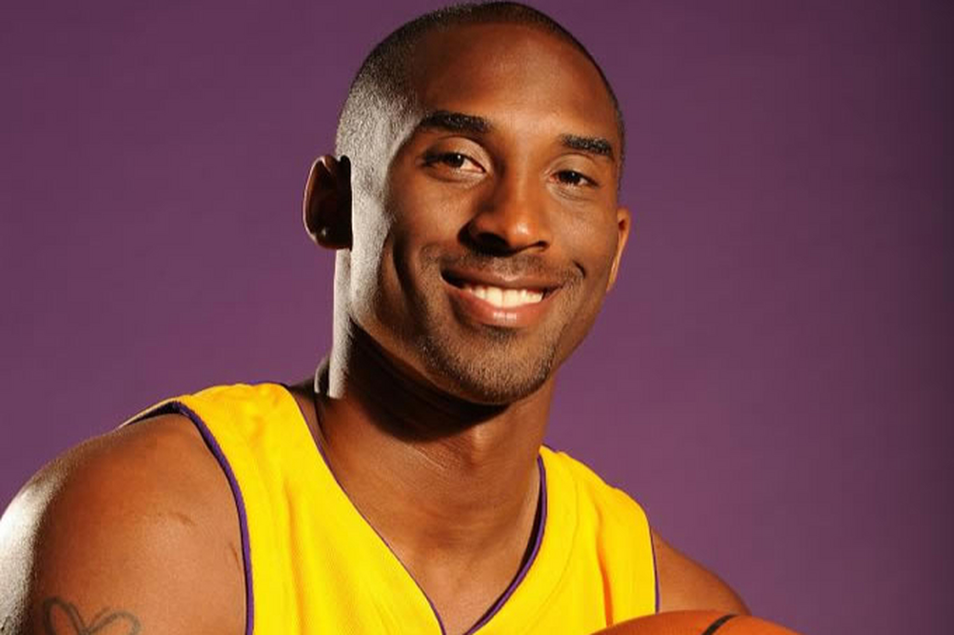 科比·布莱恩特是篮球传奇巨星,以坚韧,技艺和胜利追求著称.