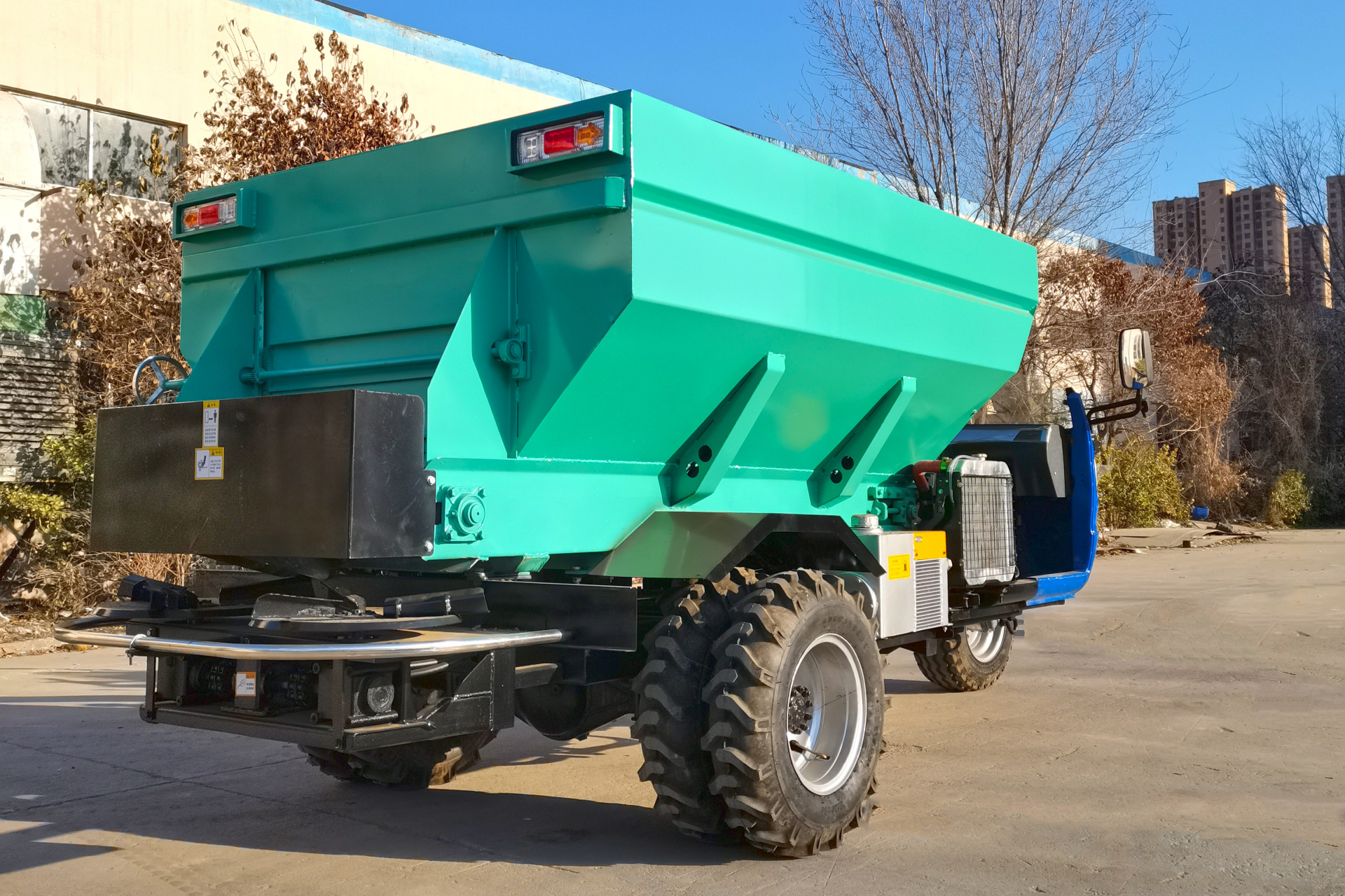 现代农业中,大棚用三轮自走式撒粪车成为重要支撑.