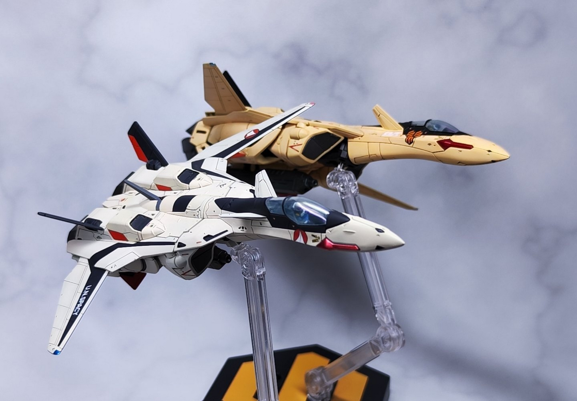 模型欣赏:超时空要塞plus hg vf-19战斗机,该机是yf-19验证机的量产型