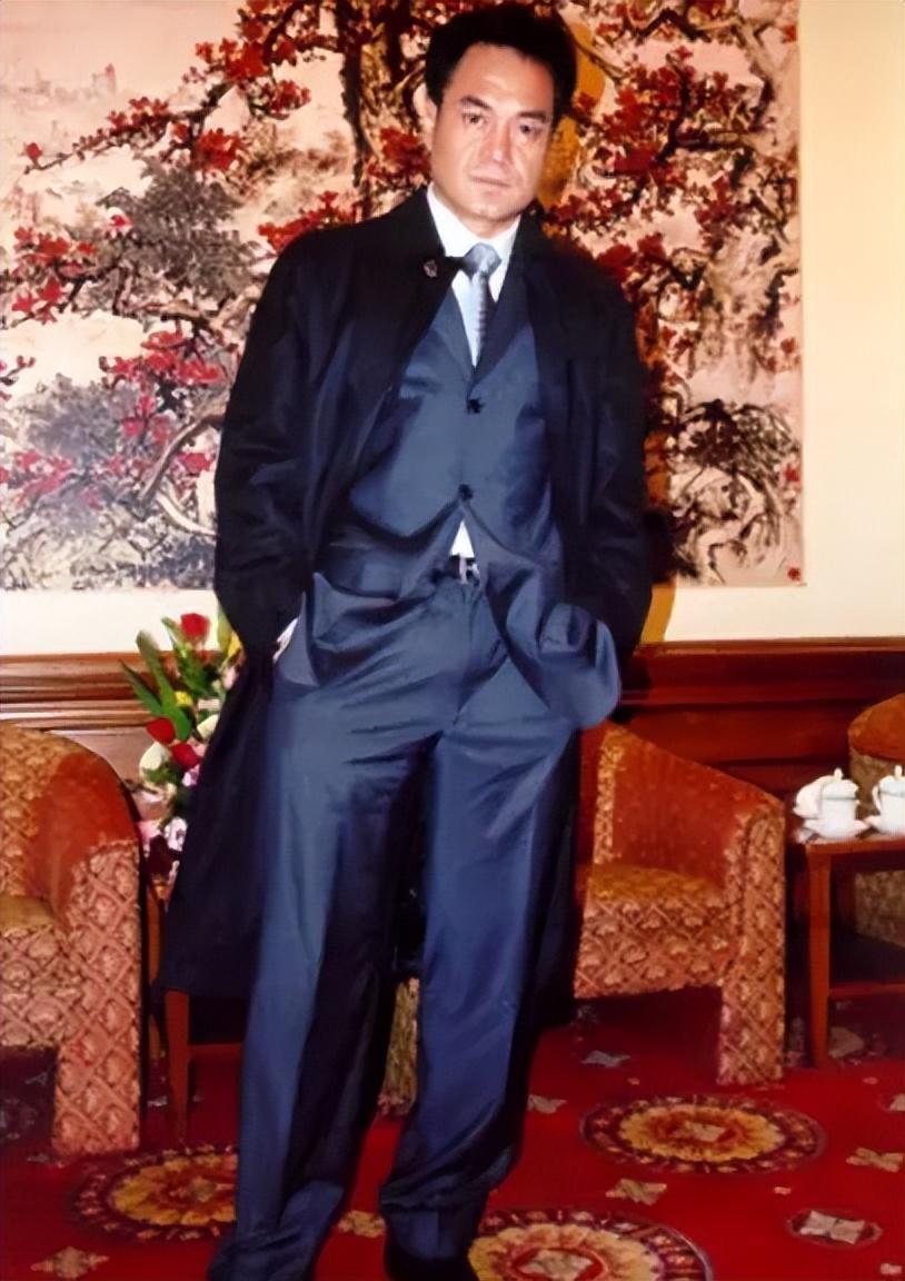 在于话剧团签订了"毕业后再回来"的协定后,尤勇智便