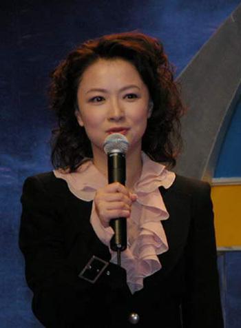 袁鸣毕业后,在上海东方卫视主持了《东方直播室》的直播谈话类节目