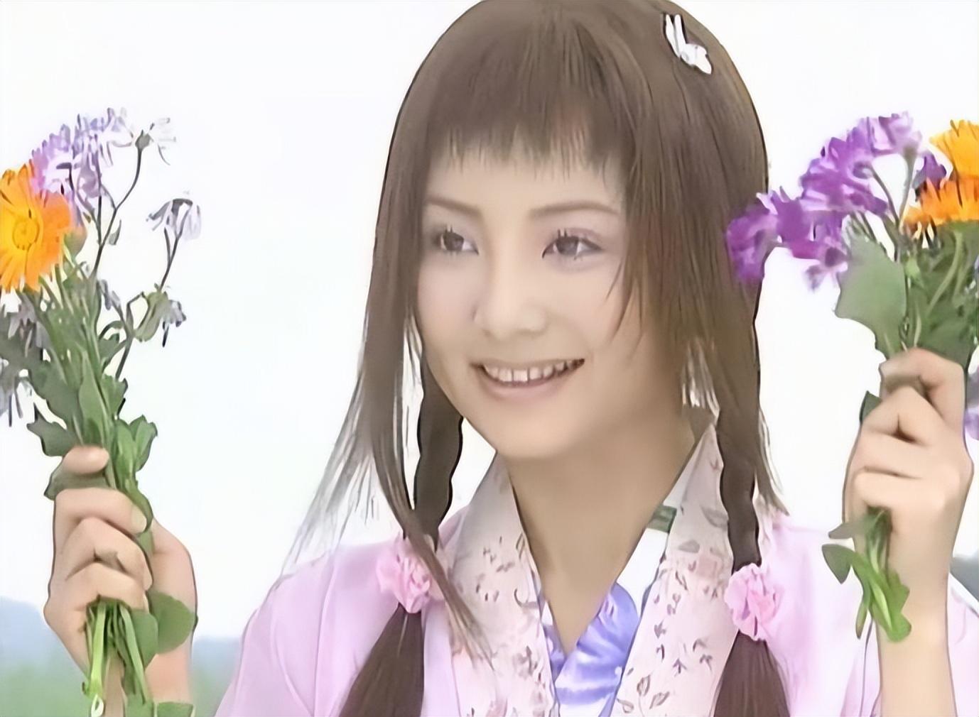 "楚楚",大刘海搭配两绺长发,即便是拉胯的造型也没有拉低陶虹的颜值