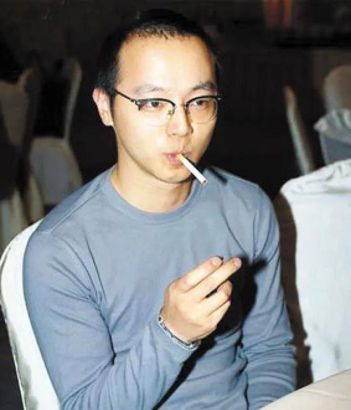 此后,舆论的矛头纷纷指向了窦唯,"出轨","渣男"的帽子,也都扣到了他的