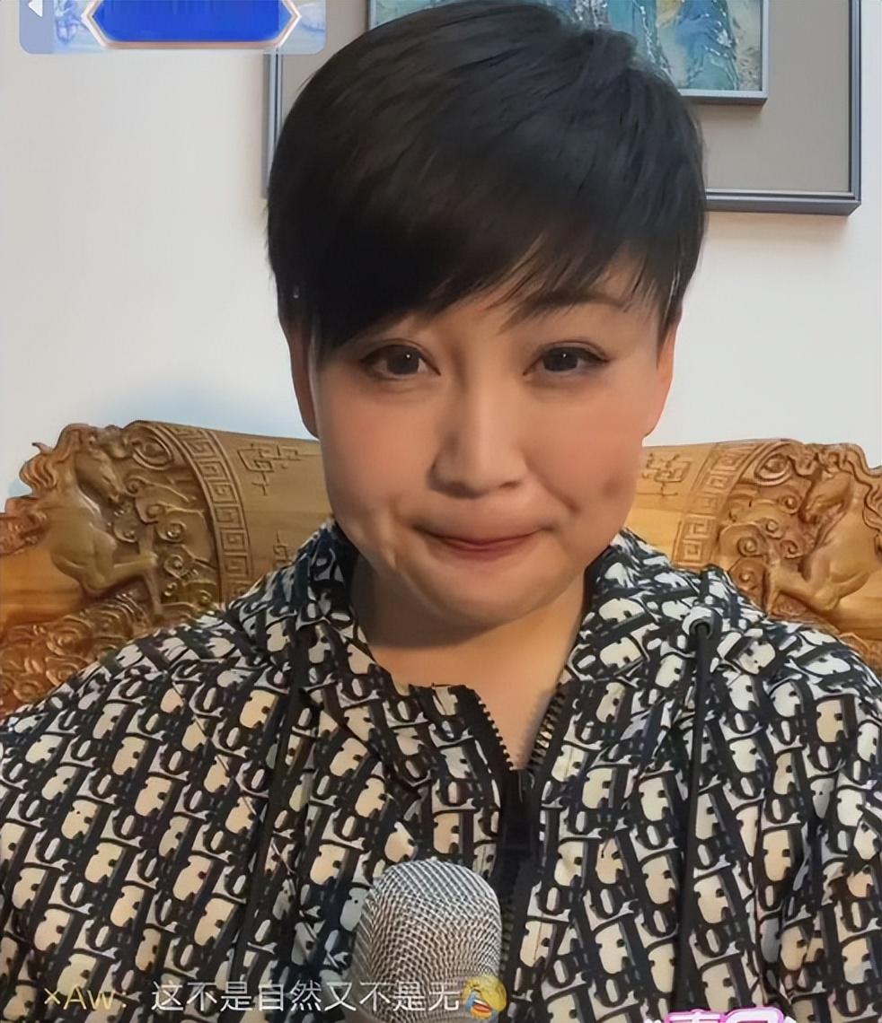 了第一届"赵本山杯"小品大赛,邀请翟波参加,获得金奖,成为赵本山徒弟