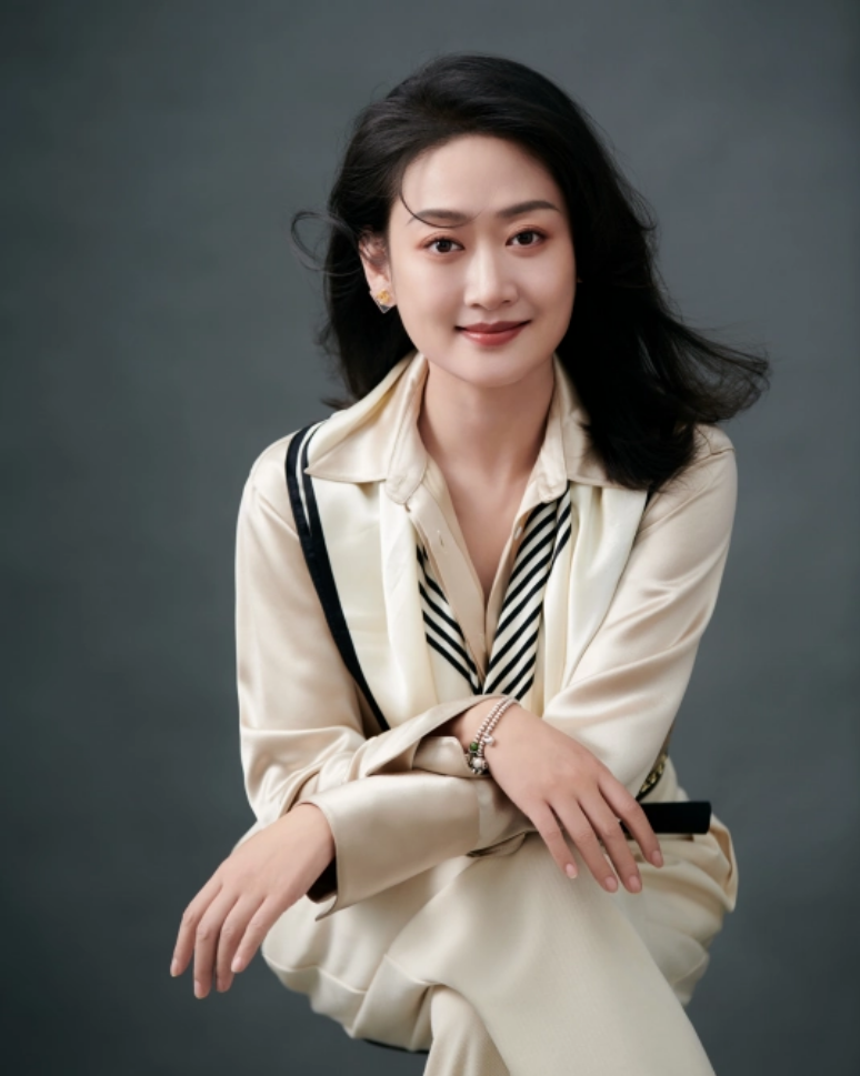 回顾黄海冰妻子甄锡嫁大12岁丈夫5年生一双儿女越活越美丽