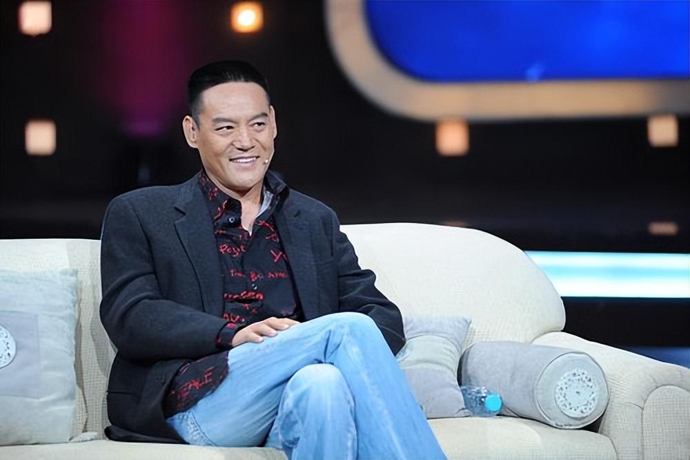 回顾演员巍子离婚后抱着儿子大哭如今儿子是他的骄傲