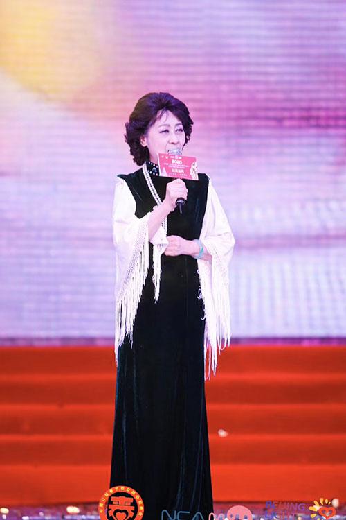 回顾央视主持人张悦退休8年又被央视返聘今72岁被誉为最美姥姥