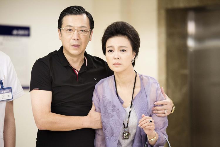 回顾国民妈妈荣容二婚嫁著名作家俩女儿漂亮有才53岁越活越美