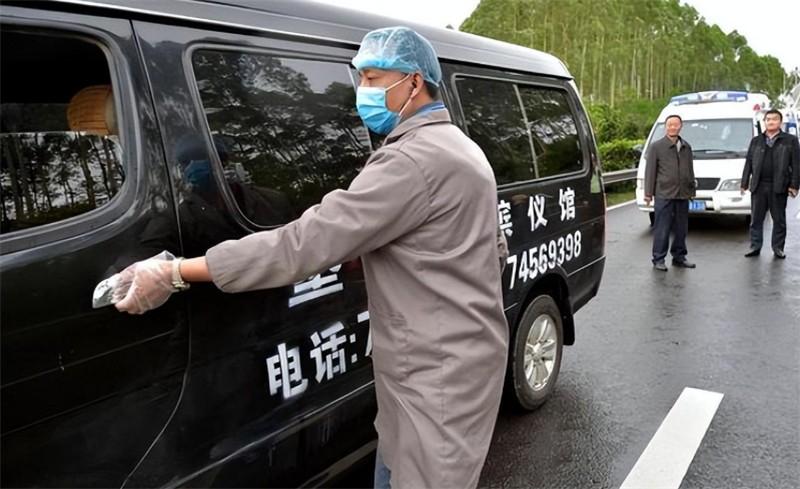 纪实灵车司机见人从不主动问好被亲友拉黑开车忌讳踩刹车