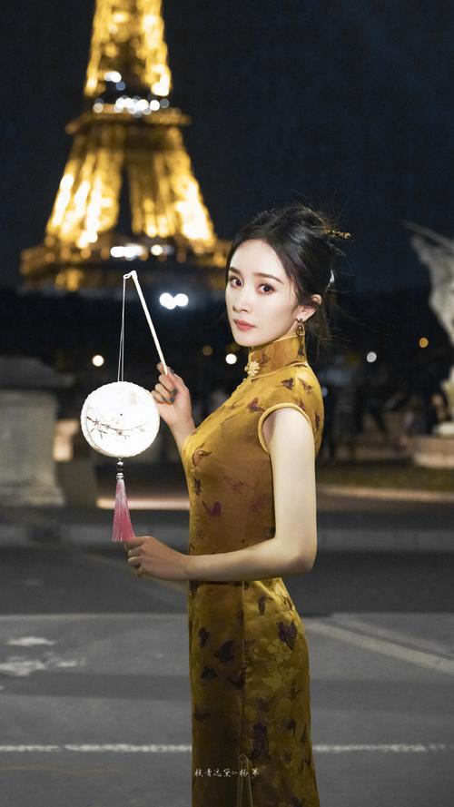 杨颖风波后首次现身时装周身穿旗袍彰显态度状态憔悴引热议