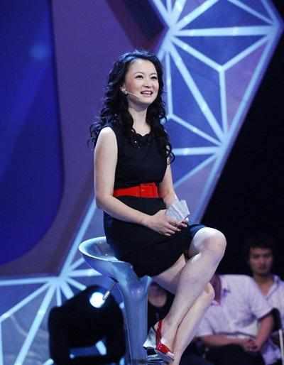 回顾东方卫视袁鸣53岁的她明显有些发福了昔日的女神感全无