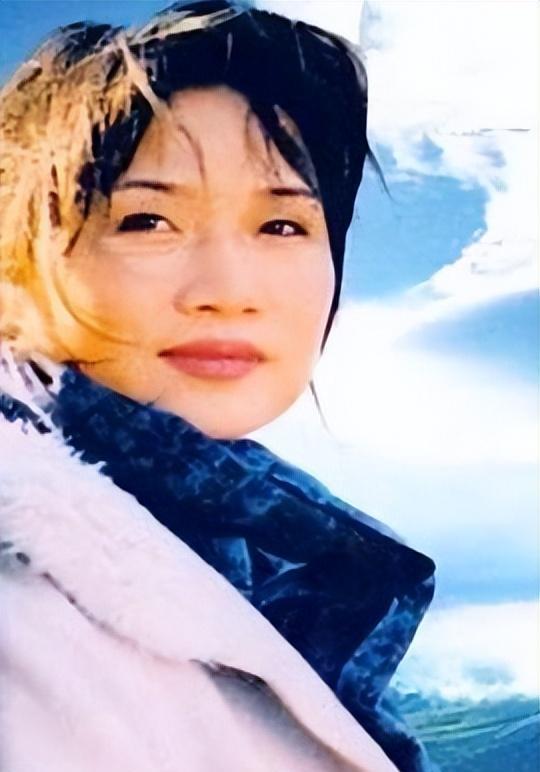 回顾李娜出家老母亲含泪陪她住寺庙如今她们过得怎样