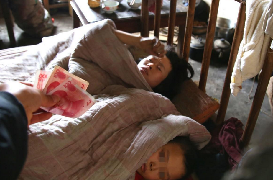 回顾:女子外出10年带回2个孩子,躲进被窝里睡了九年,