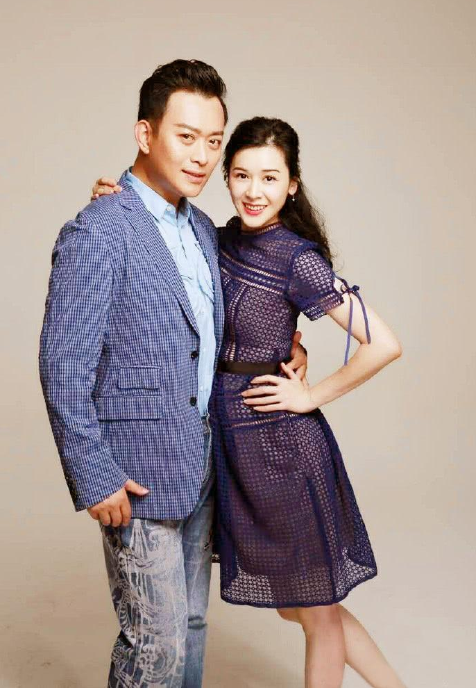 回顾黄海冰妻子甄锡嫁大12岁丈夫5年生一双儿女越活越美丽