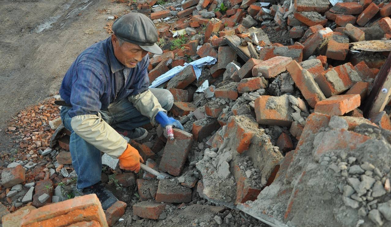 回顾抛弃儿子26年改嫁2次让儿卖婚房给她养老两人闹上法庭