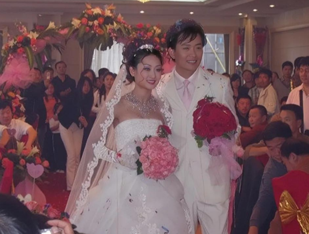 回顾黄海冰妻子甄锡嫁大12岁丈夫5年生一双儿女越活越美丽