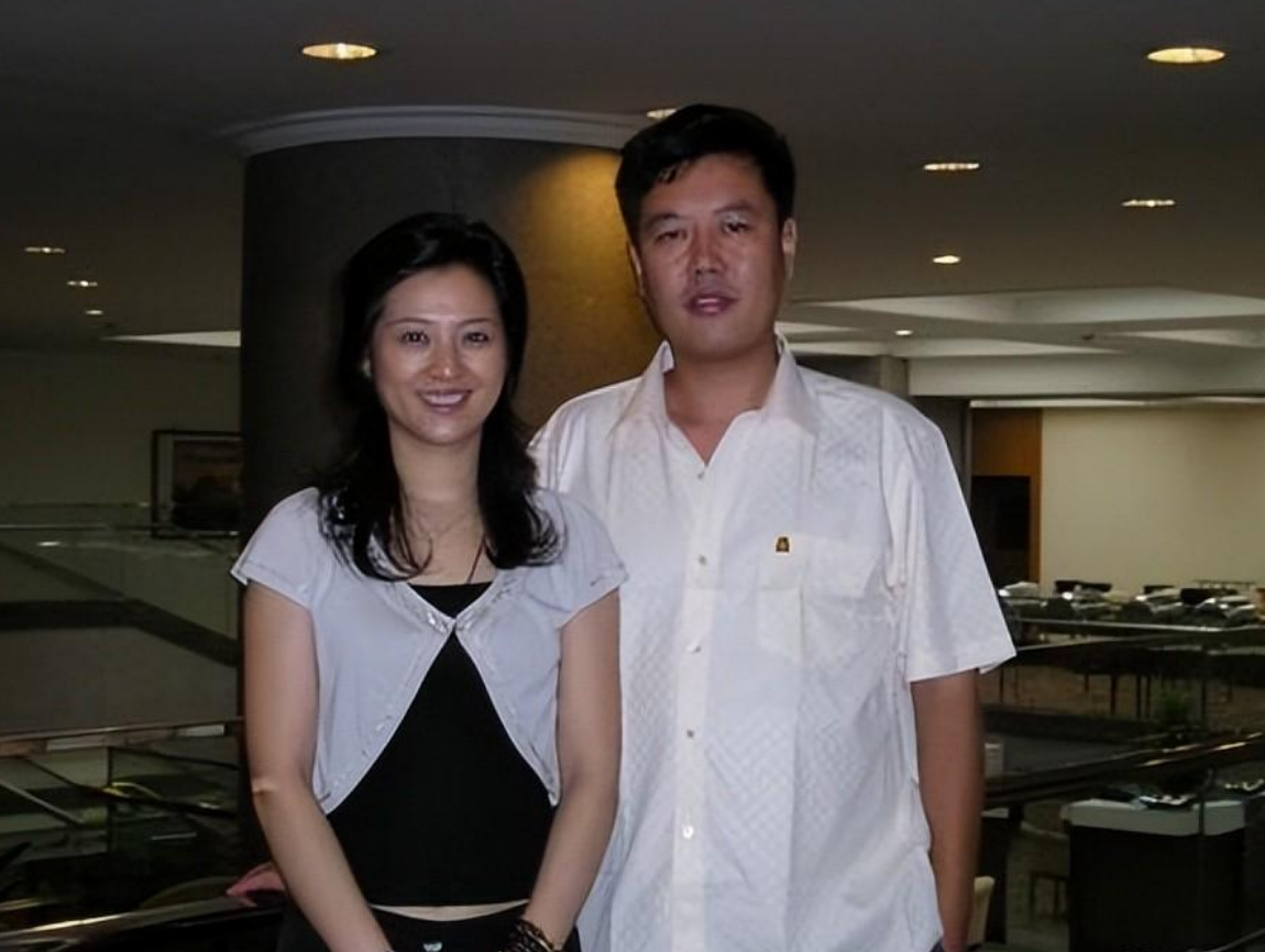 回顾主持人王欢42岁患癌病逝丈夫悲痛不已