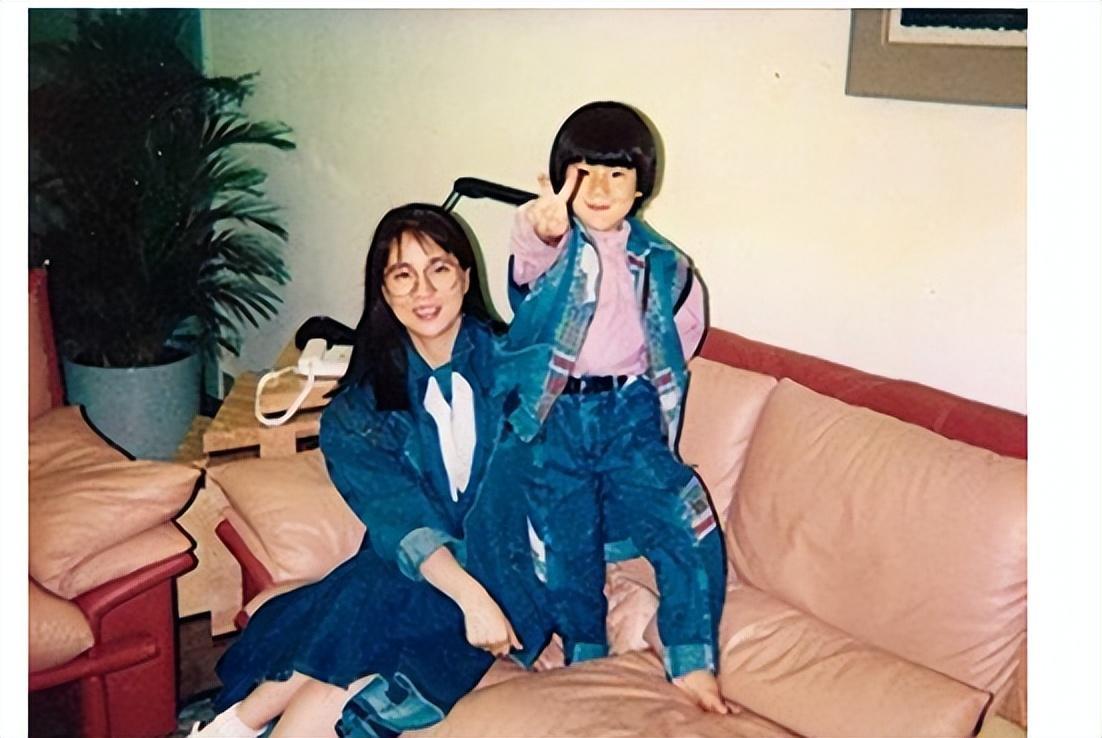 离开了母亲小龙女的生活,过的也非常凄惨,经常会有网友拍到,小龙女在