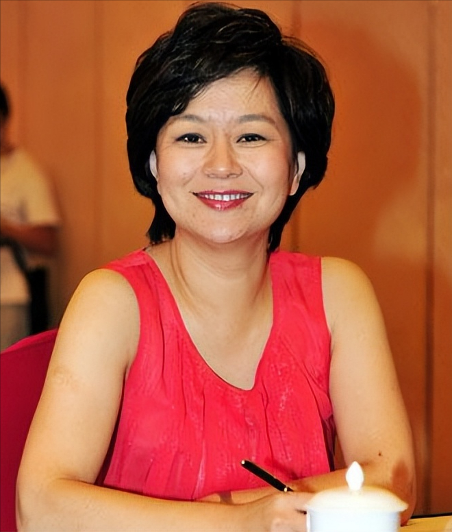 央视主持人鞠萍离异后44岁带儿子再嫁有苦有甜一切都值得