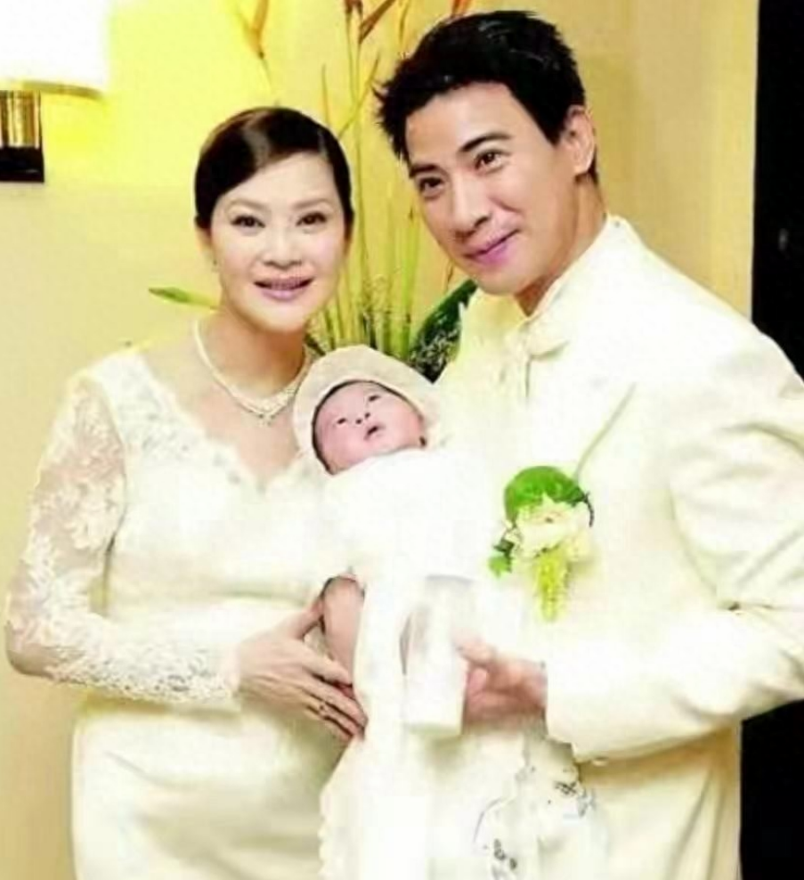 回顾俞小凡与丈夫恋爱10年生一双儿女如今怎样了