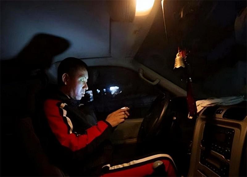 纪实灵车司机见人从不主动问好被亲友拉黑开车忌讳踩刹车