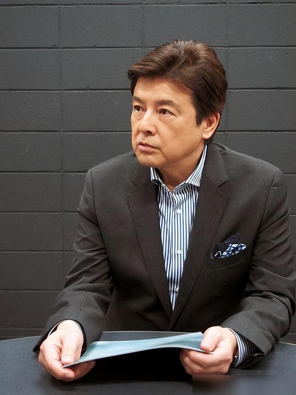 回顾71岁三浦友和头发花白依旧很帅两个儿子没有遗传他的高颜值