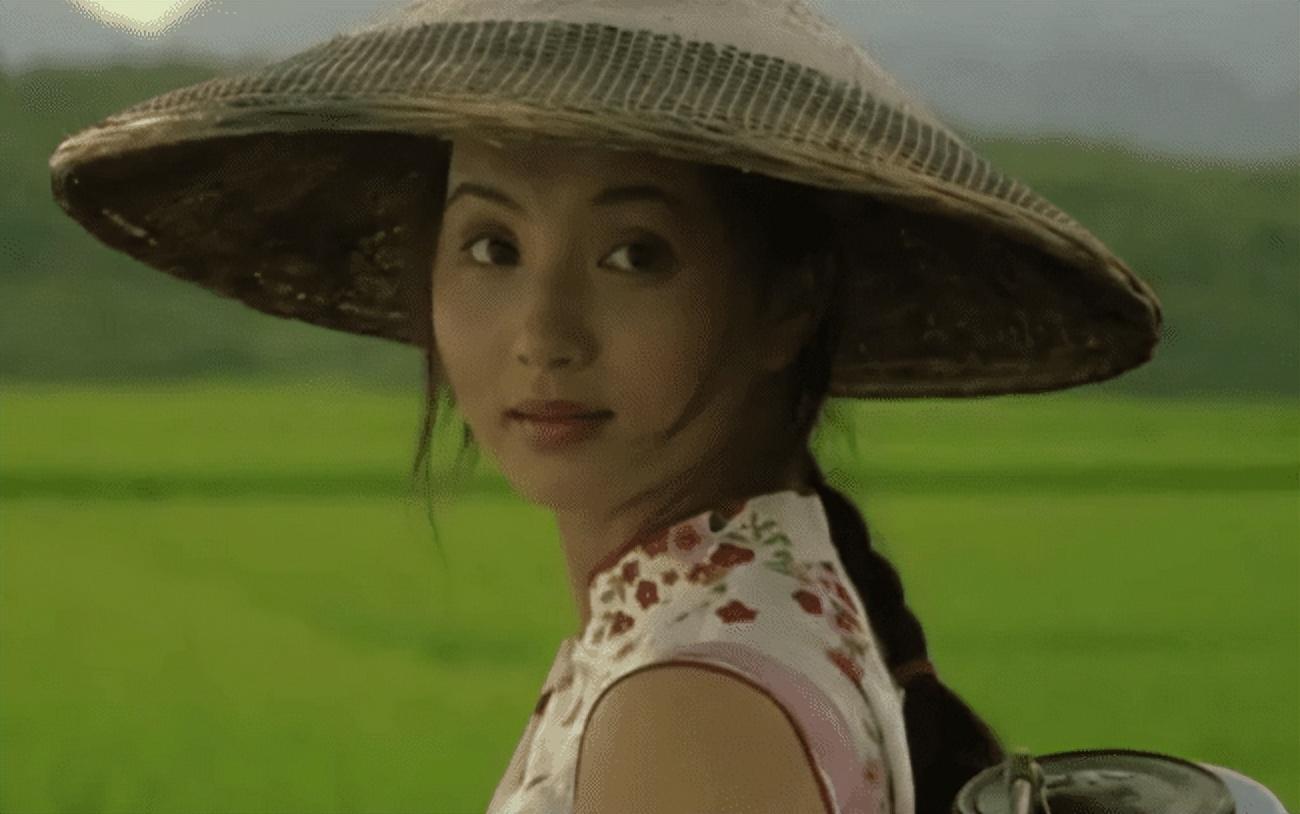 "欧式大双眼皮",而且她的眼睛还是半月形,显得十分深邃有神,魅力四射